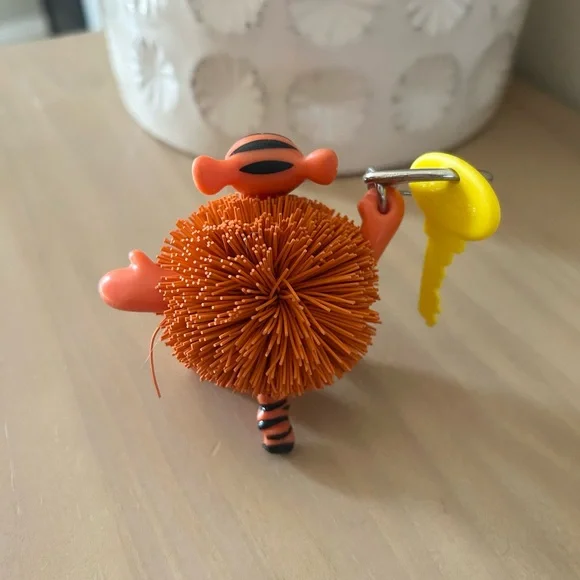 Vintage 1998 Disney Tigger Koosh Ball Keychain Rubber Filament Collectible Toy - Picture 3 of 4